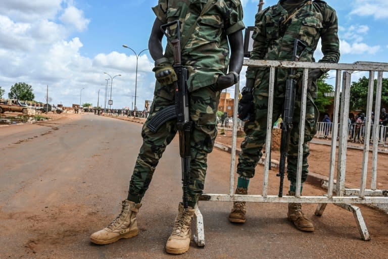 Unos soldados nigerinos montan guardia en Niamey el 27 de agosto de 2023 (-)