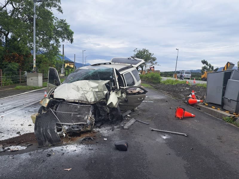 台9線自小客自撞  車頭全毀 30歲林姓男子4日駕車沿台9線北往南行駛，行經 248.3K處瑞穗鄉富源段，不明原因先撞擊測速照相 桿，滑行再撞擊變電箱，車頭全毀。 （民眾提供） 中央社記者李先鳳傳真  113年6月4日