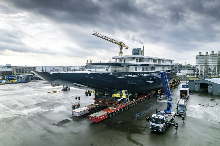 Vista del barco que se estaría construyendo para el fundador de Amazon, Jeff Bezos, en el muelle de Zwijndrecht, cerca de Rotterdam