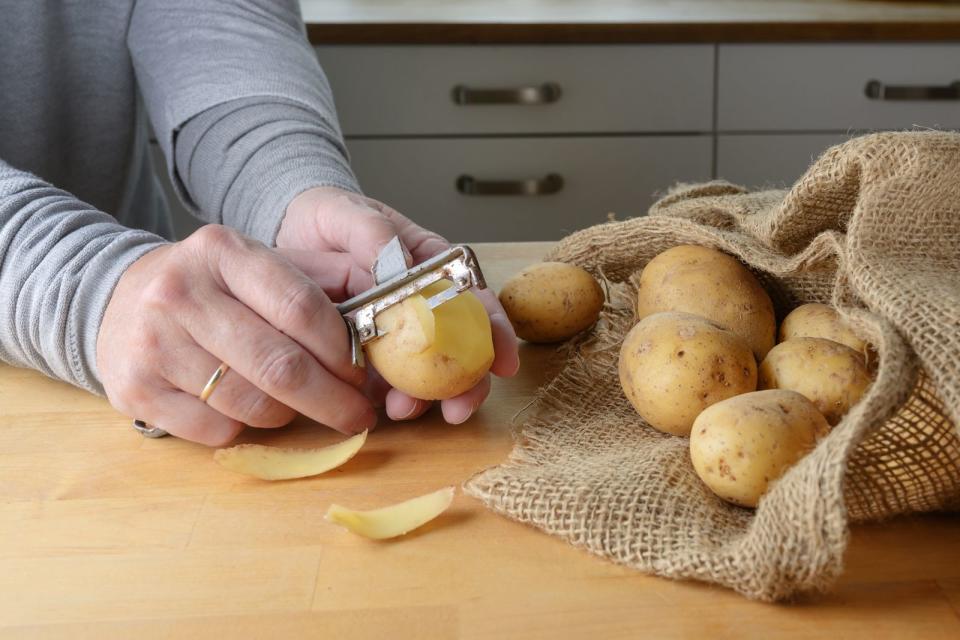 <p>Zugegeben: Das Schälen von Kartoffeln, Spargel und Co. zählt zu den lästigeren Aufgaben in der Küche. Doch mit einem Sparschäler ist auch diese Arbeit schnell erledigt: Dank seiner beweglichen Doppelklinge folgt er leicht den Konturen des zu schälenden Obst- oder Gemüsestücks. Eine kurze Zusatzklinge hilft außerdem beim Entfernen der Kartoffelaugen. (Bild: iStock / fermate)</p> 