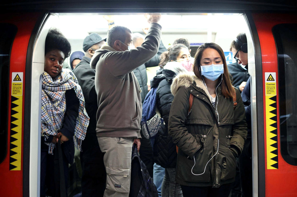 Commuters travel on a Jubilee line tube train during the morning rush hour, amid the outbreak of the coronavirus disease (COVID-19) in London Britain, October 15, 2020. REUTERS/Hannah McKay     TPX IMAGES OF THE DAY