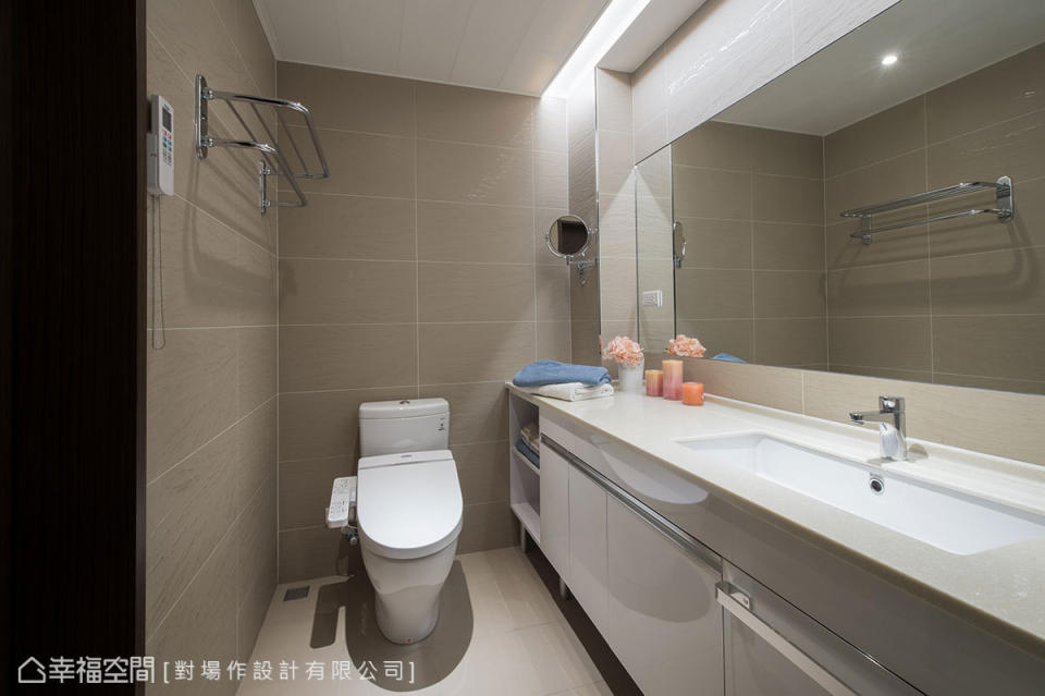 對場作設計拆除浴缸後，調整衛浴設備面向，擴充洗手台機能，大大提升收納空間。