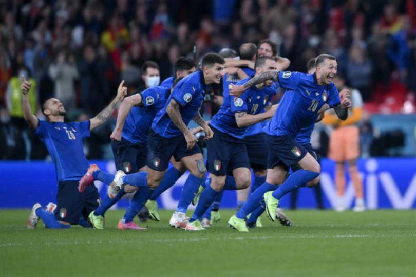 義大利PK獲勝瞬間，在中線等待的球員一擁而上慶祝勝利。（圖／美聯社）