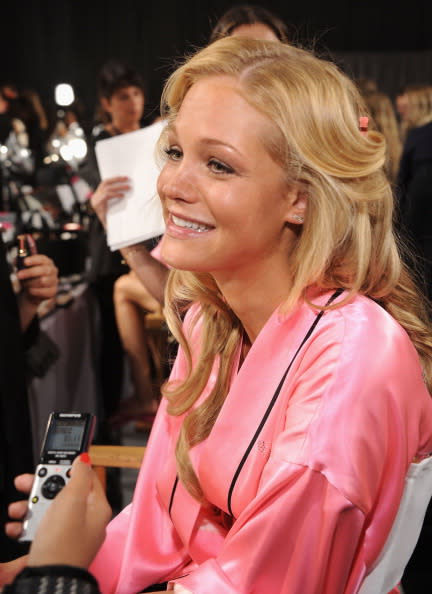 Erin Heatherton en el Backstage de Victoria's Secret Fashion Show 2012