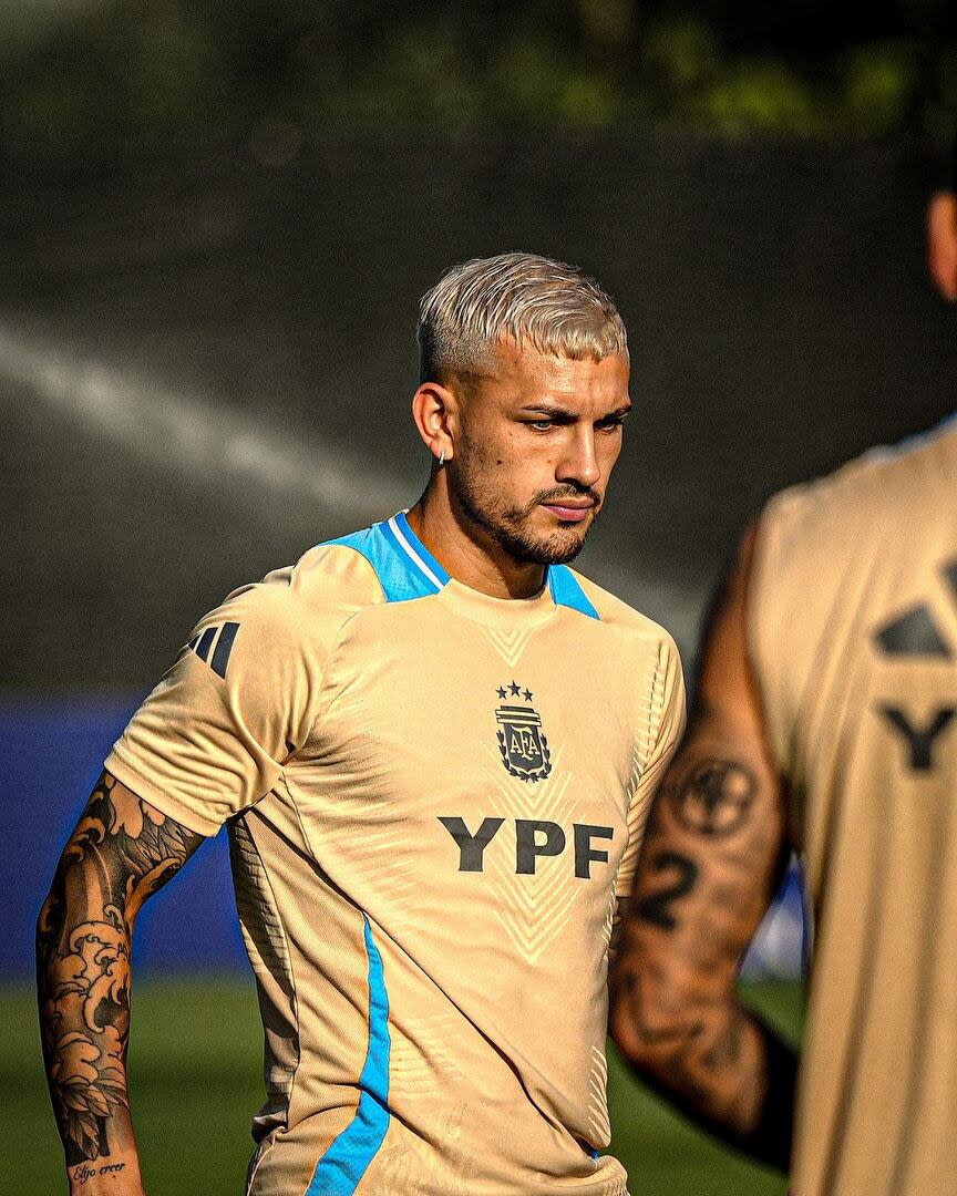 Leandro Paredes y un look parecido al de Rodrigo de Paul (Foto: Instagram/@leoparedes20)