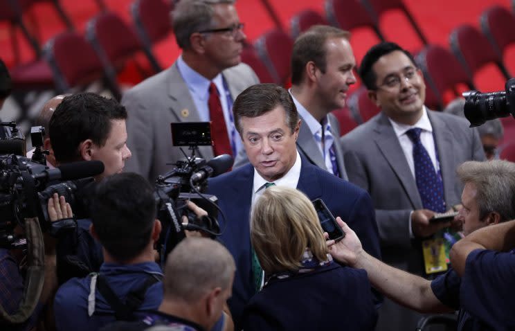 Trump Campaign Chairman Paul Manafort is surrounded by reporters on the floor of the Republican National Convention in Cleveland, Sunday, July 17, 2016. (Photo:/J. Scott Applewhite/AP)