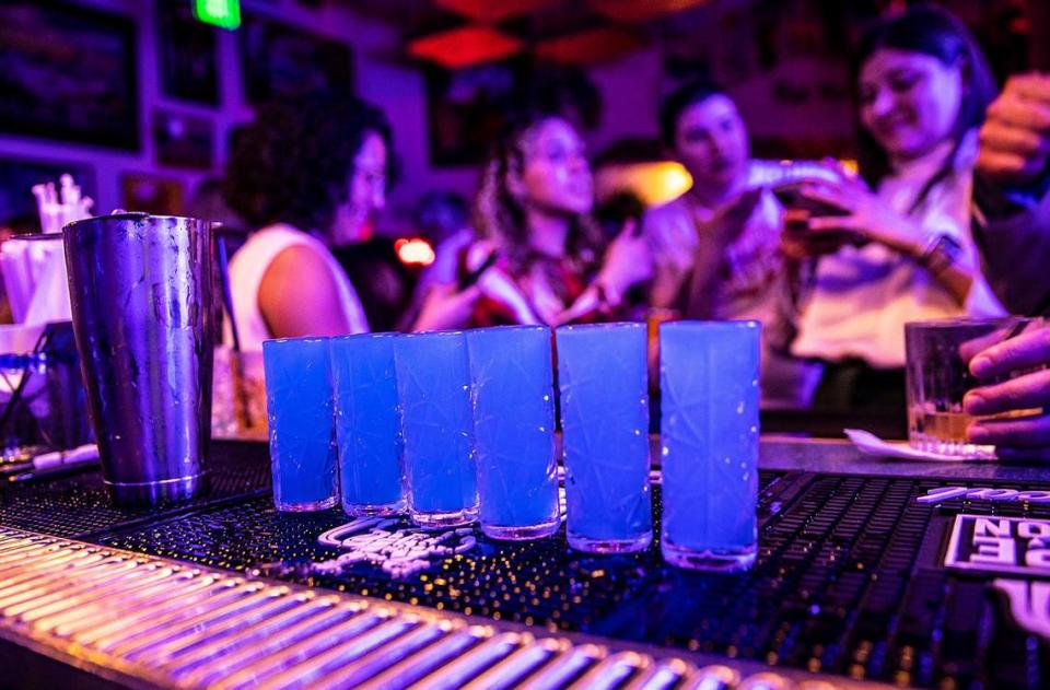 Tragos “Blue Kamikaze” hechos por el bartender Carlos Arley García, en Café Mi Vitrola en Miami Lakes, el jueves 03 de febrero de 2023.