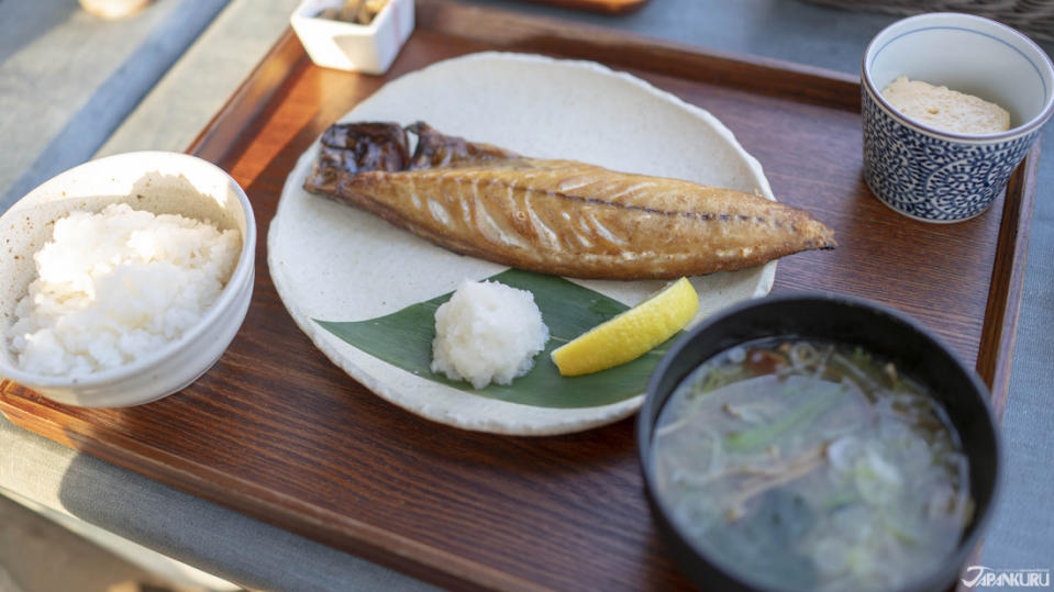 定番的季節煮魚定食（季節の煮魚定食）。