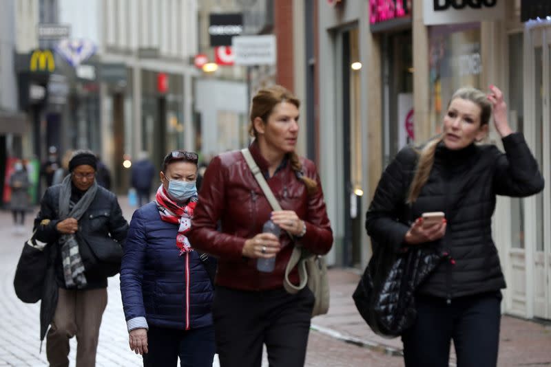 People with and without masks shop in Amsterdam