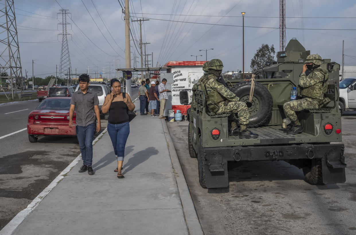 Eric Williams y Latavia McGee, quienes sobrevivieron a cuatro días de cautiverio en la ciudad fronteriza de Matamoros, México, e intentaron huir en varias ocasiones, en Nueva York, el 11 de abril de 2023. (Gabriela Bhaskar/The New York Times)