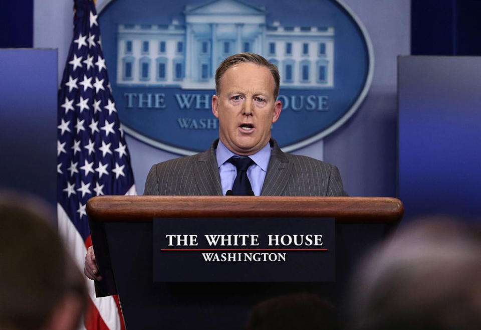 Trumps Pressesprecher Sean Spicer zeigte sich auf seiner ersten Pressekonferenz deutlich gereizt. (Bild: Getty Images)