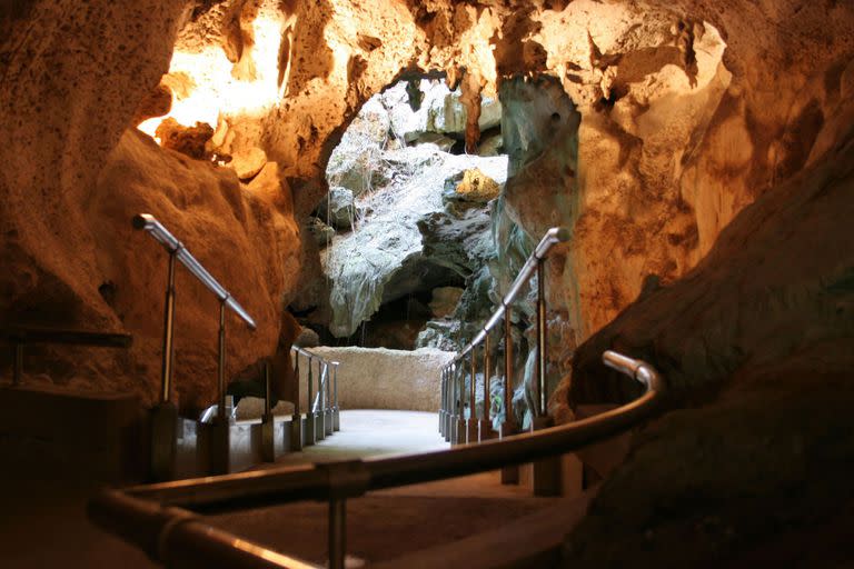 En la Cueva de Las Maravillas los turistas pueden ver detalles de los primeros habitantes de la localidad