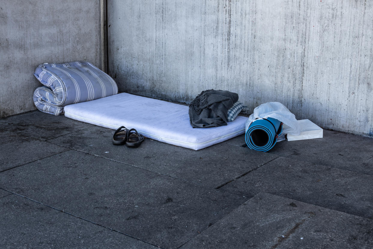 Schlafplatz eines Obdachlosen. In den USA suchte sich den eine Frau in dem Schild eines Supermarkts. (Bild: Getty Images)
