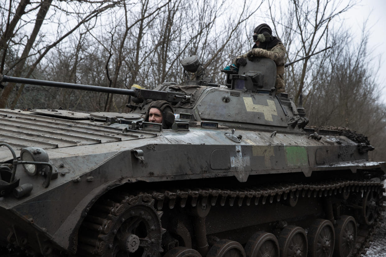 La tripulación de tanques de la brigada 72 de Ucrania estaciona su vehículo cerca del frente de guerra, en el óblast de Donetsk de Ucrania, el 25 de febrero de 2023. (Tyler Hicks/The New York Times)
