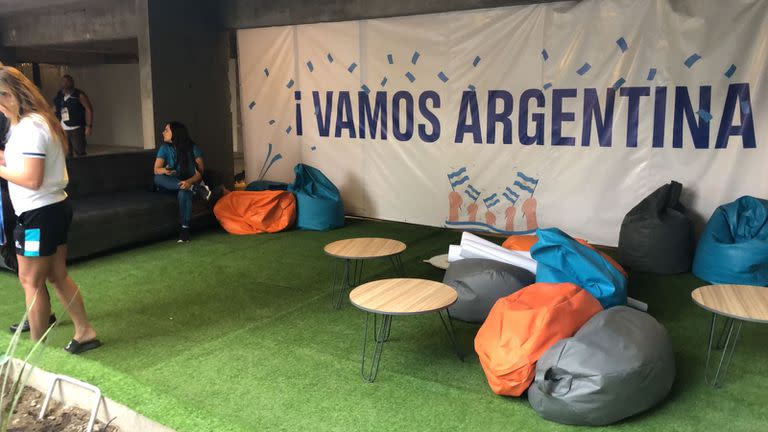 La zona de recreación y reunión de la delegación argentina en la Villa Panamericana