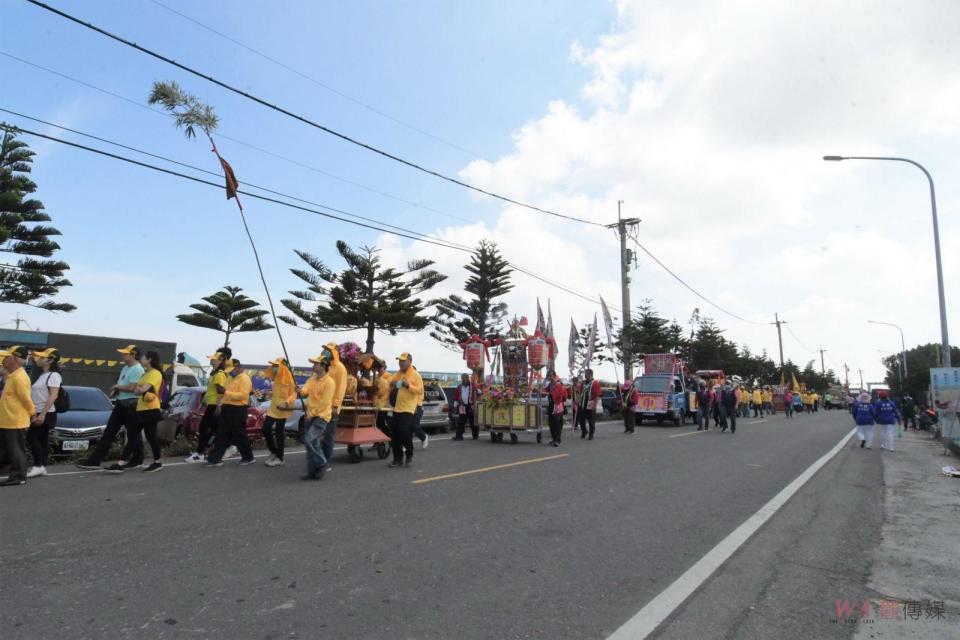 ▲12年一次，霖肇宮開基三山國王五大角聯合恭接天香盛典，於芳苑白馬峰普天宮熱鬧舉辦，沿途香客眾多非常熱鬧。（記者陳雅芳攝）