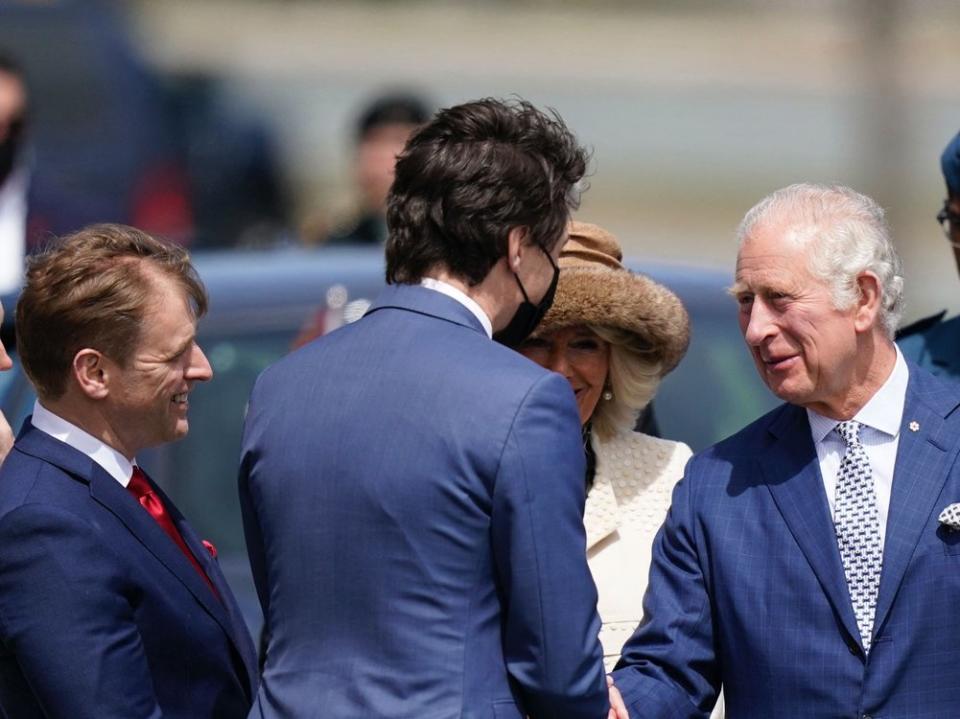 Justin Trudeau begrüßt Prinz Charles (r.) und Herzogin Camilla in St. John's. (Bild: GEOFF ROBINS/AFP via Getty Images)