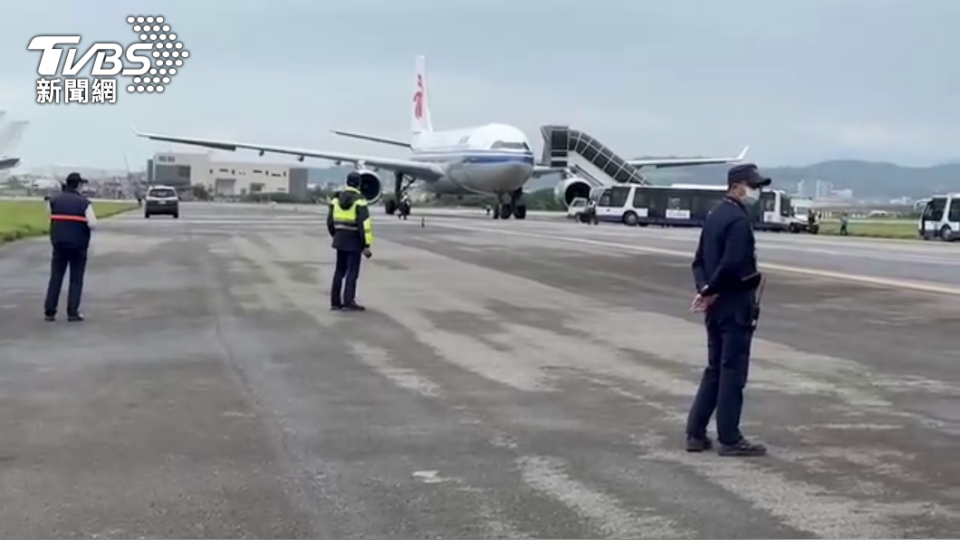 中國航空班機被通報機上有爆裂物。（圖／TVBS）