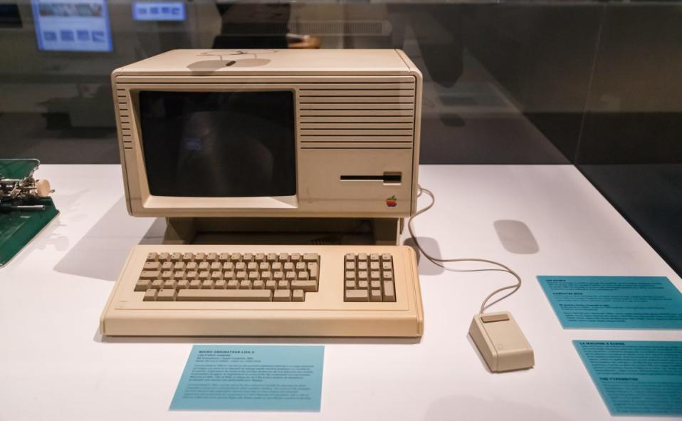 1984 年推出的「Lisa 2」電腦。圖／Vladeep@Shutterstock