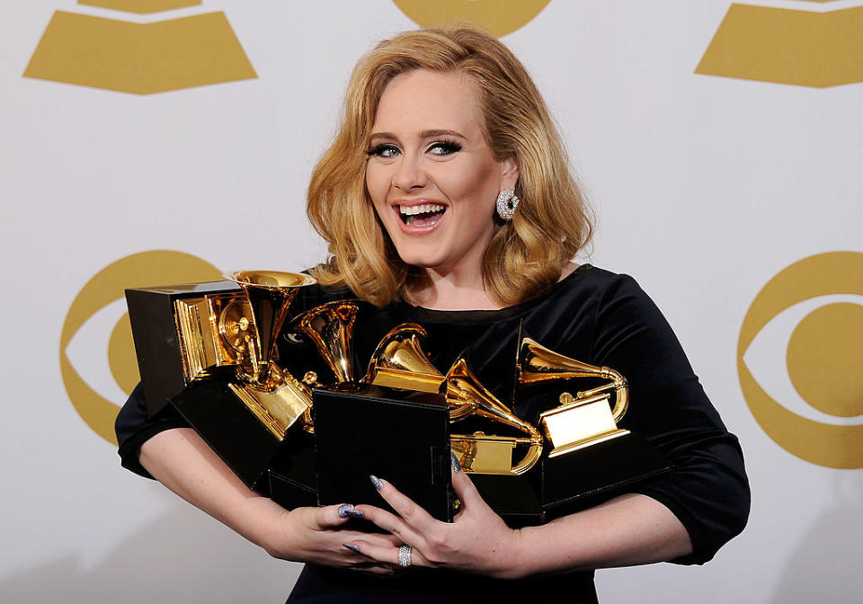 Au cours de l'ensemble de sa carrière, Adele a reçu pas moins de 15 Grammys. La chanteuse est ainsi la seule artiste à avoir remporté par deux fois les trois Grammy Awards les plus importants de la cérémonie de remise de prix américaine : Meilleur album, Meilleur enregistrement de l’année et Meilleure chanson de l’année. En 2017, la britannique a même coiffé au poteau Beyoncé, à qui elle avait néanmoins tenu à rendre hommage en montant sur scène. <em>"Queen B, je t'adore. [...] Je t'aime, je t'ai toujours aimée et je t'aimerai toujours"</em>, avait alors déclaré l'Anglaise, en n'hésitant pas à casser en deux son Grammy en forme de phonographe pour en offrir symboliquement une partie à la femme de Jay-Z. (<em>©Kevork Djansezian/Getty Images</em>)