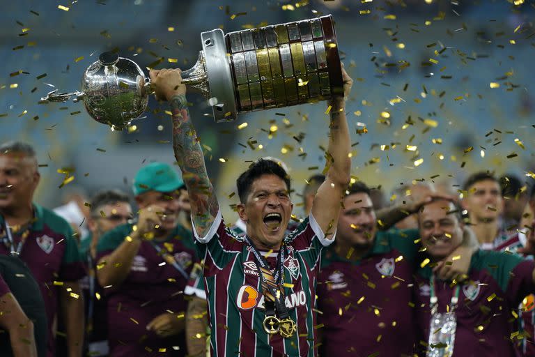 Germán Cano, argentino y goleador del torneo, levanta el trofeo de la Copa Libertadores 2023 en el estadio Maracaná, luego de que Fluminense venciera a Boca