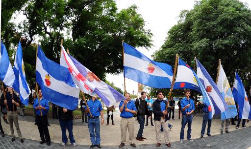 Veteranos de la Guerra de las Malvinas de 1982 y familiares en una ceremonia en Buenos Aires en homenaje a los soldados muertos en el conflicto entre Argentina y Gran Bretaña, el 2 de abril de 2014, en el 32º aniversario del enfrentamiento (AFP/Archivos | Daniel García)