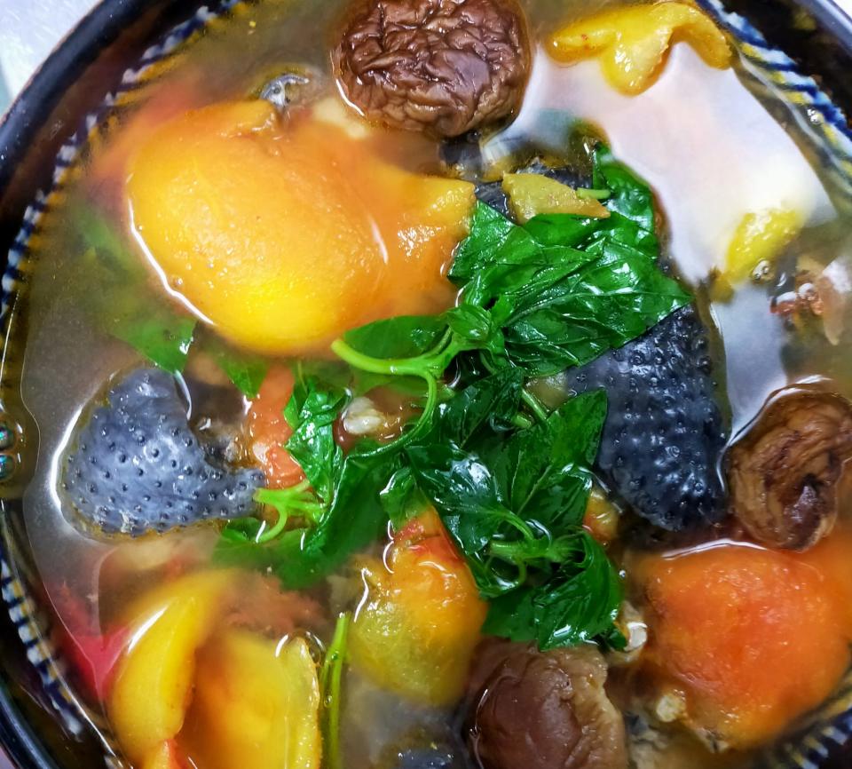 有網友分享木鱉果煮雞湯。（圖／翻攝自臉書社團「家常菜」）