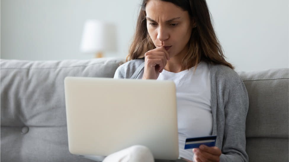 Mujer comprando por internet