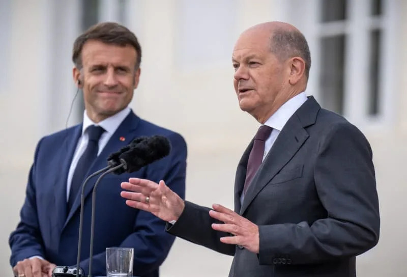 Germany's Chancellor Olaf Scholz (R) stands next to France's President Emmanuel Macron, at the press conference at the Franco-German Council of Ministers in front of Schloss Meseberg, the guest house of the German Government. Michael Kappeler/dpa