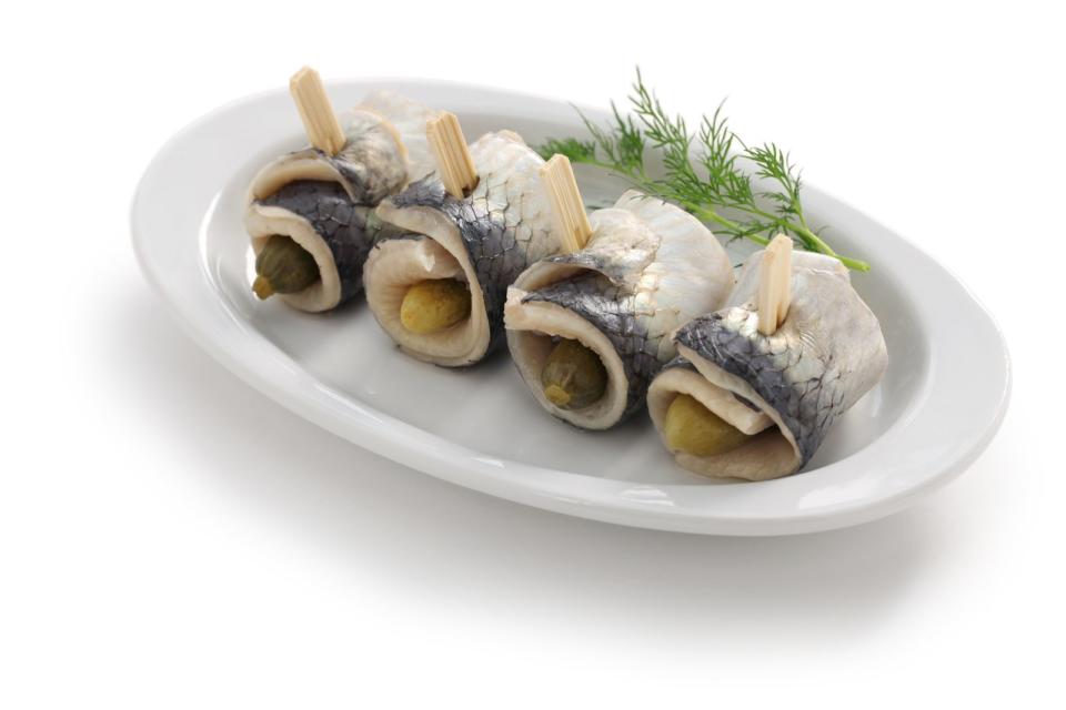 <p>Nicht jedermanns Sache: Ein Rollmops gilt schon lange als die Geheimwaffe gegen einen hartnäckigen Kater. Warum er hilft? Nun, der Fisch ist salzig, wodurch wir mehr Durst verspüren und in der Folge mehr Wasser trinken. Außerdem enthält er eine Menge Magnesium, Jod und Kalium, das hilft, den Mineralienhaushalt auszugleichen. (Bild: iStock / bonchan)</p>