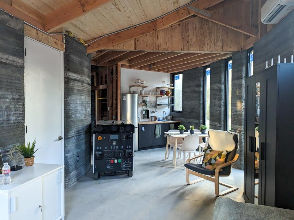 Das Haus hat Räume wie einen Esstisch, eine Küche und eine Fensterwand. - Copyright: Woodbury University School of Architecture