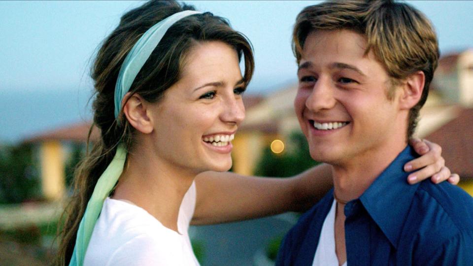 (L to R) Mischa Barton and Benjamin McKenzie in The OC