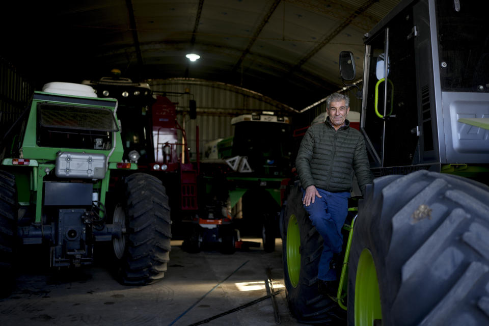 El productor agropecuario argentino Walter Malfatto posa para una fotografía en su propiedad, en Bragado, Argentina, el 28 de julio de 2022. Malfatto retuvo unas 320 toneladas de soja de la última campaña dentro de “silobolsas”, un bolsón de polietileno blanco que funciona para almacenar granos. (AP Foto/Natacha Pisarenko)