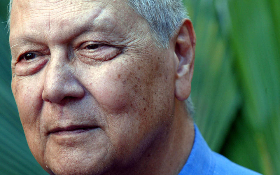 <p>Le doyen du Sénat, fondateur du Parti communiste réunionnais, est décédé, samedi 12 novembre, à 91 ans. En 60 ans de vie politique, il aura été conseiller général, député, sénateur, parlementaire européen maire, et président de région. Il était le frère de l’avocat Jacques Vergès.</p><p>Source : M6info</p>