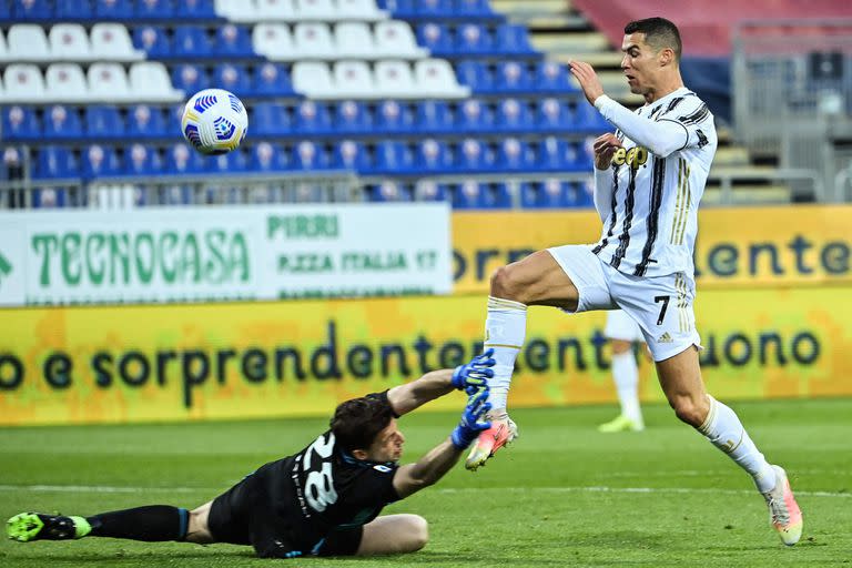 Alessio Cragno le comete penal a Cristiano Ronaldo; fue la acción del segundo tanto del portugués, en el triunfo de Juventus sobre Cagliari