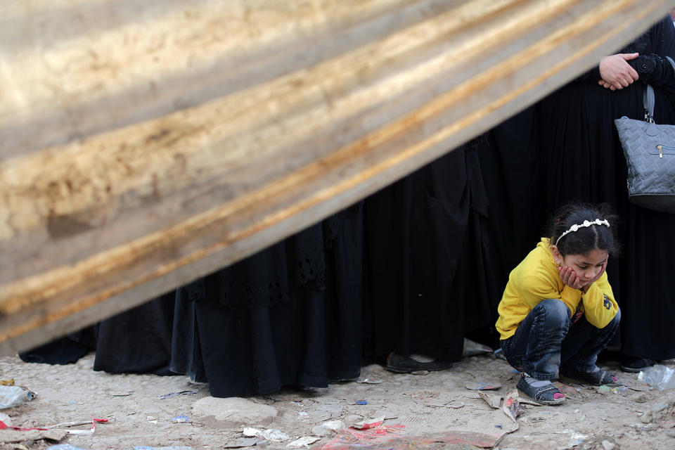 Displaced Iraqi girl in Hammam al-Alil camp