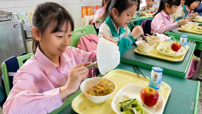 ▲彰化縣鹿東國小與東京都墨田區中川小學交換午餐菜單，鹿東國小學生吃到十六穀飯、相撲咖哩、吻仔魚海帶芽沙拉等菜色。（圖／大享食育協會提供）