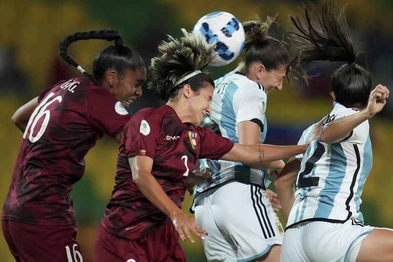 Gabriela García, Verónica Herrera, Aldana Cometti y Agustina Barroso en plena batalla aérea por el balón.