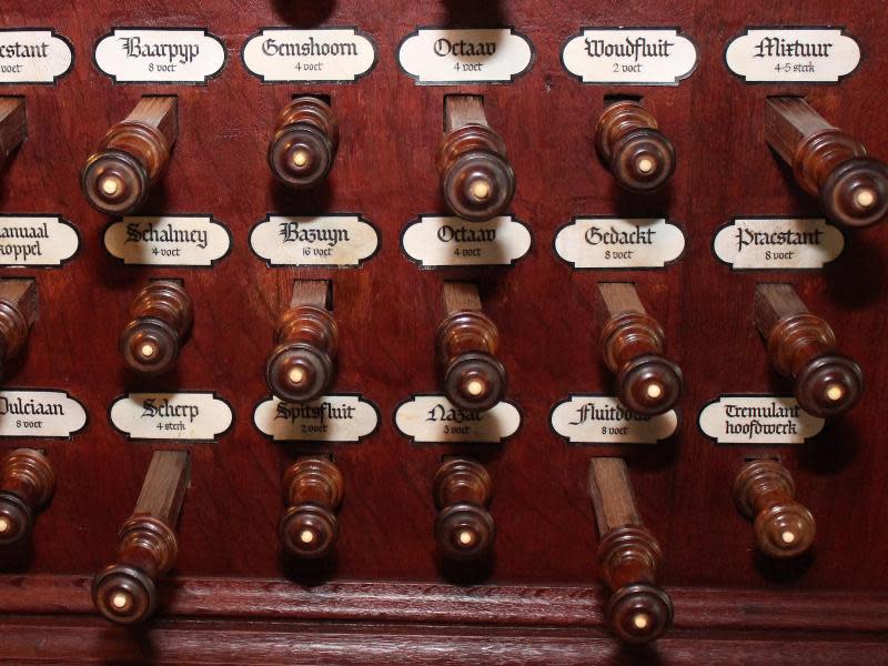Zu sehen sind einige der 33 Register der Orgel in der Dorfkirche von Midwolda bei Groningen. Foto: Bernd Meier