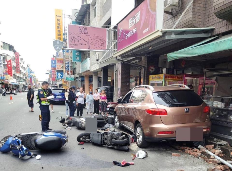 疑因左前輪爆胎打滑，自小客車失控打滑衝撞路邊攤商與機車。（圖：鳳山分局提供）