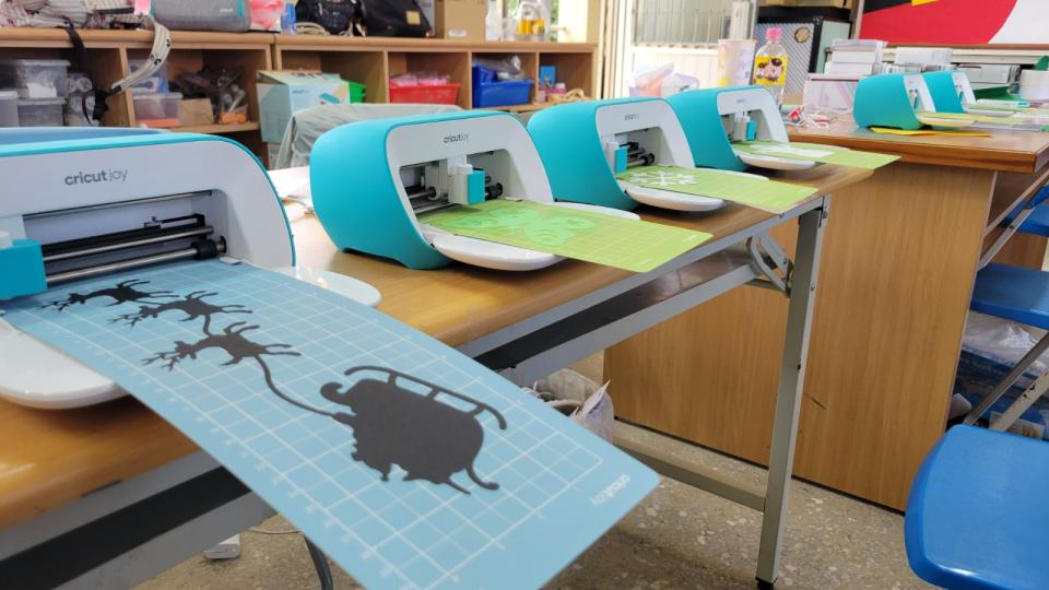 立家手創館至新竹縣福龍國小，使用Cricut  Joy 協助老師完成教室布置。聯強提供