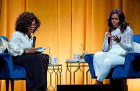 <p><strong>60 millions de dollars (soit 53,3 millions d’euros).</strong> C’est le montant de l’avance reçue par Michelle Obama lorsqu’elle signe chez le géant de l’édition : Penguin Random House. Pour lancer Becoming, l’ex First Lady a prévu une tournée mondiale qui commence par Chicago, sa ville natale. C’est son amie Oprah Winfrey qui a le privilège de l’interviewer à cette occasion. </p>