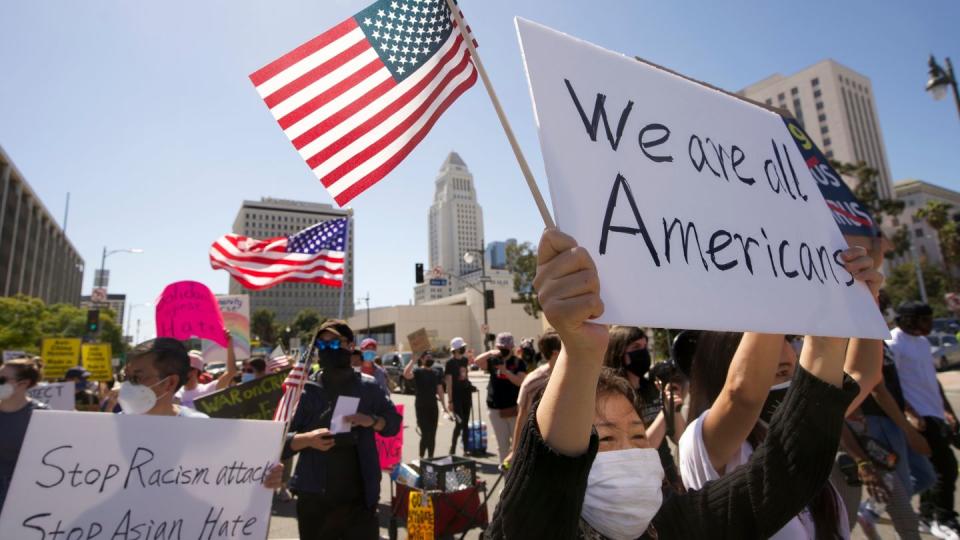 Menschen nehmen an einer Kundgebung gegen Hassverbrechen gegen asiatischstämmige Amerikaner teil. (Bild: dpa)