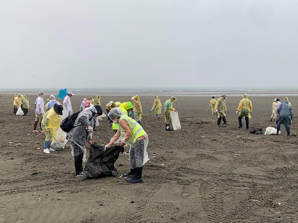 參與者認真撿拾廢棄物，總共清除一般廢棄物420公斤、資源回收物260公斤、菸蒂0.5公斤。（圖：臺中港務分公司提供）