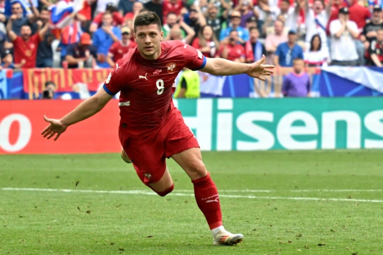 El delantero serbio Luka Jovic celebra el gol del empate 1-1 contra Eslovenia en partido del grupo C de la Eurocopa, en Múnich el 20 de junio de 2024 (Miguel MEDINA)