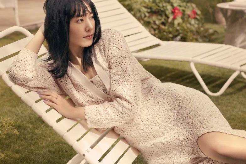 近期日本H&M請到人氣女星新垣結衣擔任黃金週代言，讓中國網友紛紛崩潰喊「離婚」。（翻攝H&M網站）