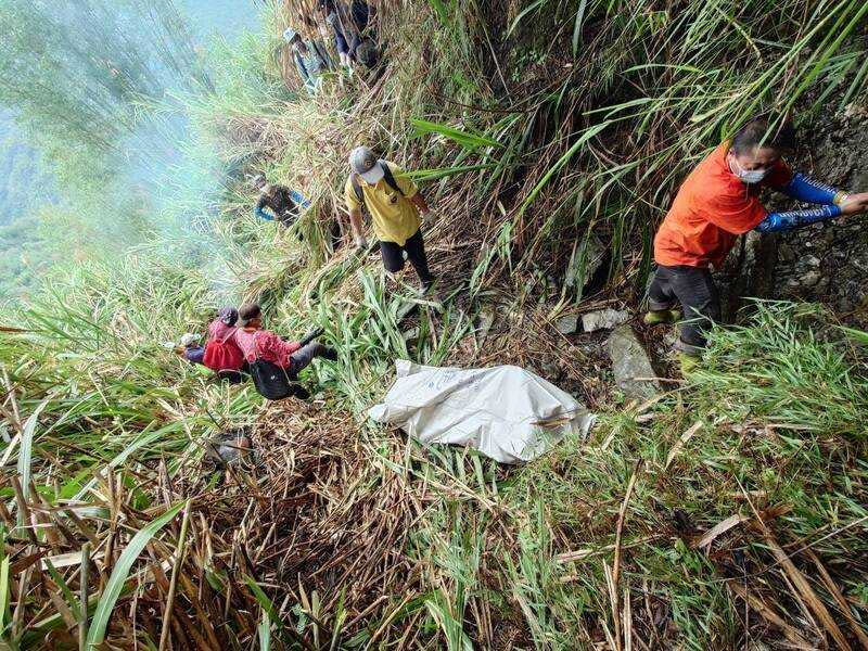 搜救人員使用繩索將遺體吊掛至路面。（圖／翻攝畫面）