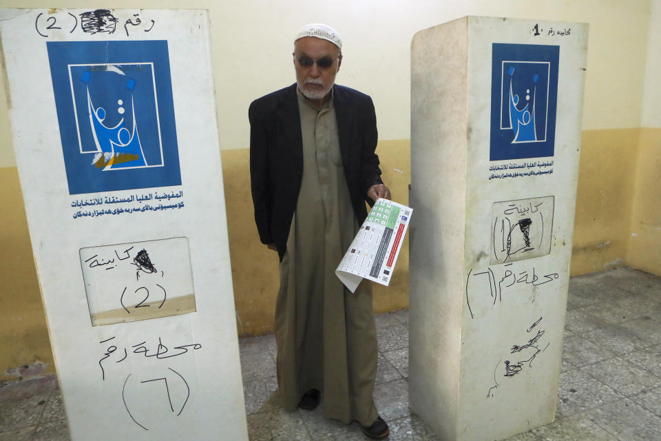 An elderly Iraqi man casts his vote in the country's provincial elections in Basra, Iraq, Monday, Dec. 18, 2023. (AP Photo/Nabil al-Jurani)