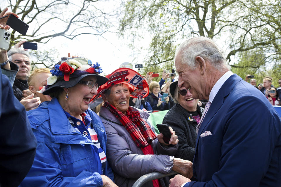 König Charles III. (r) von Großbritannien begrüßt Gratulanten vor dem Buckingham Palace. 