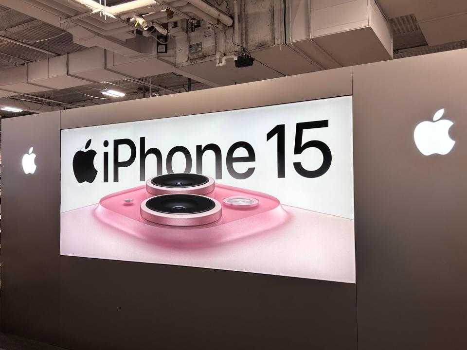 iPhone 15 display